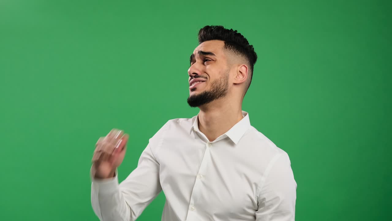 un hombre de negocios cansado bostezando y estirándose.