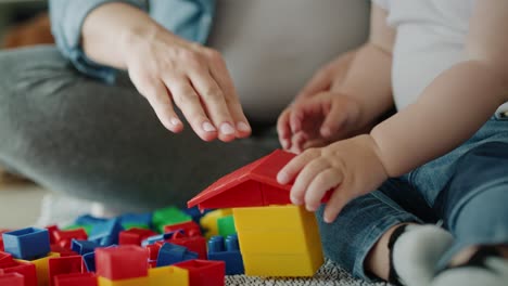 Video-Von-Mutter-Und-Ihrem-Kleinkind,-Die-Mit-Bauklötzen-Spielen.