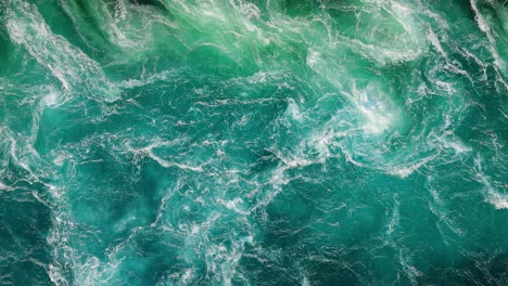 las olas azules de agua del río y el mar se encuentran durante la marea alta y la marea baja.