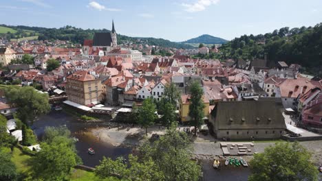 vista aérea de la histórica ciudad de český krumlov en chequia, con su arquitectura medieval y el pintoresco río