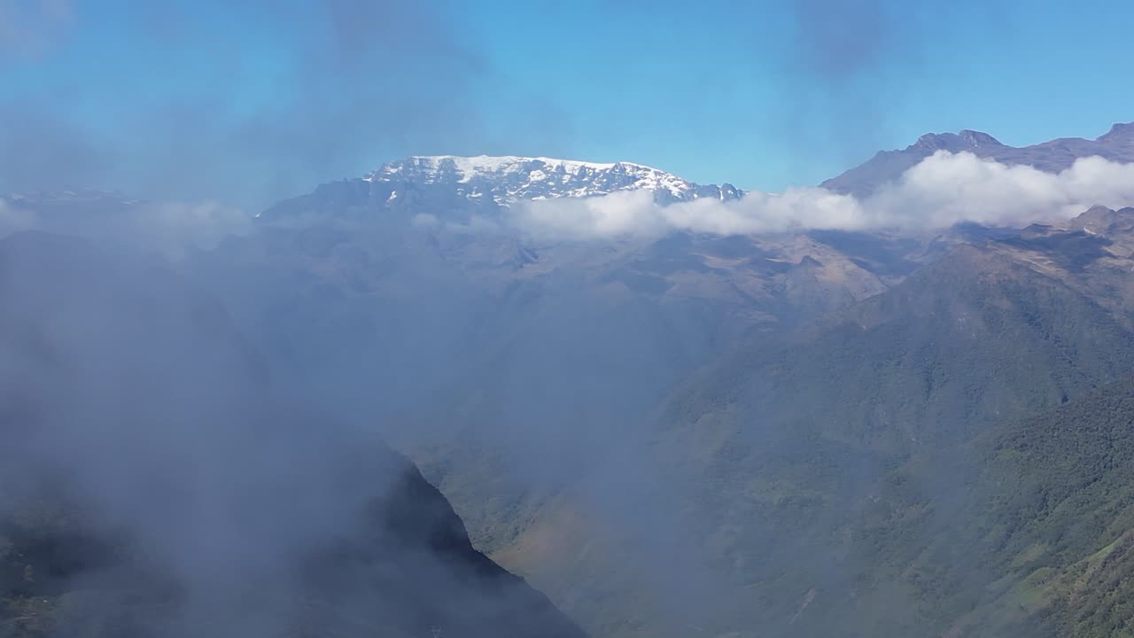 공중 크레인 : 눈 인 산과 푸른 계곡이 구름으로