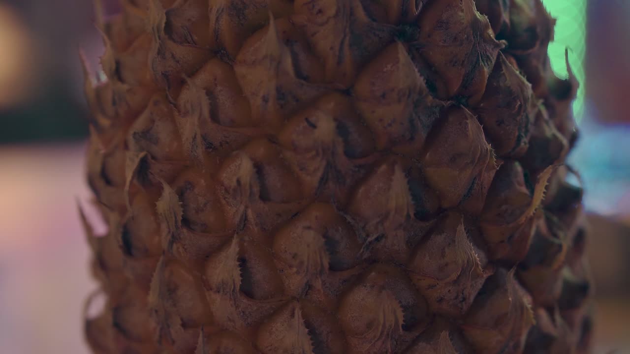 ⁇ 색 과 보라색 꽃 이 피는 신선 한 파인애플