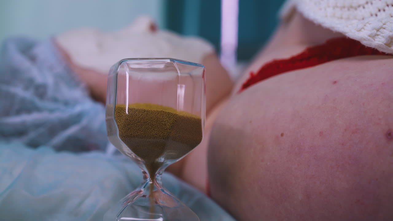 얼굴에 알기네이트 마스크와 유리 시계를 가진 플러스 사이즈 클라이언트