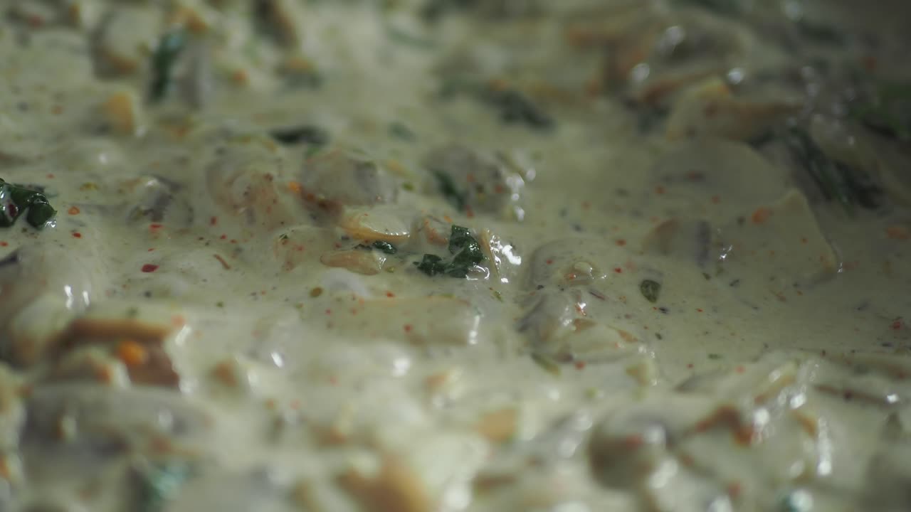 크리미한 버섯과 스파나치 소스를 요리하는 것