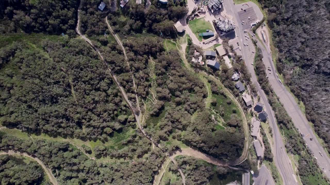 독특한 작은 고산 마을 폭포 크릭, 호주의 공중 수직