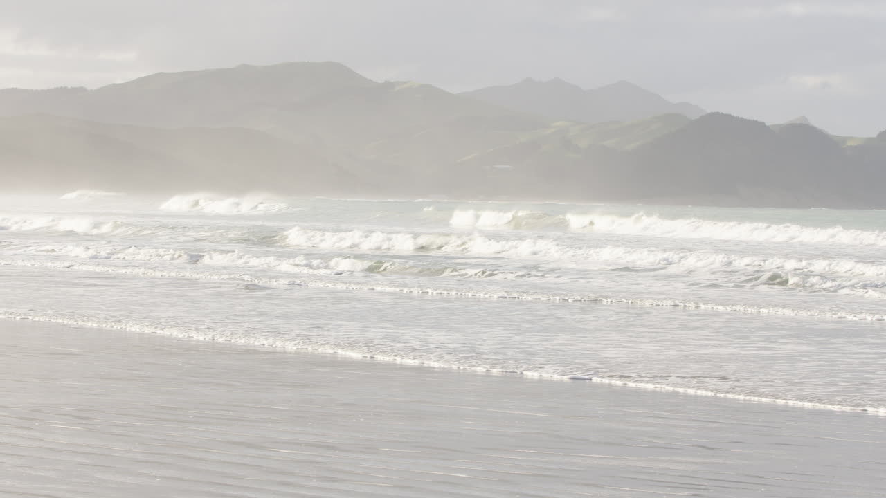 뉴질랜드 의 캐슬 포인트 의 해안선 에 있는 아름다운 파도 들 의 사진