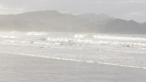 Pan-shot-of-beautiful-waves-on-coastline-in-Castle-Point,-New-Zealand