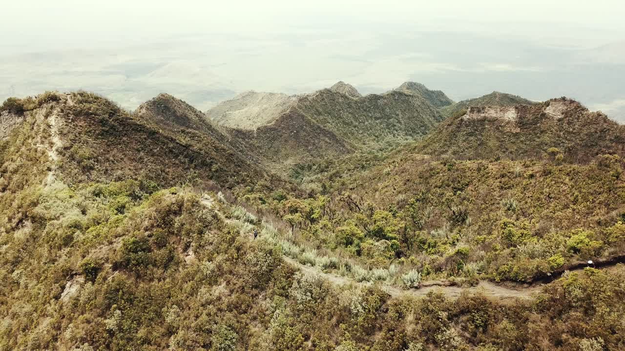 vista aérea de drones de excursionistas caminando por la cresta del monte longonot, kenia