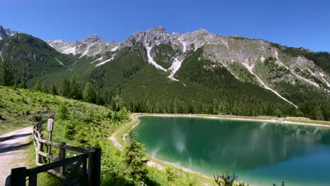 Panoramasee-Im-Sommer,-Ganz-In-Der-Nähe-Des-Skigebiets-Schlick-2000-In-Österreich