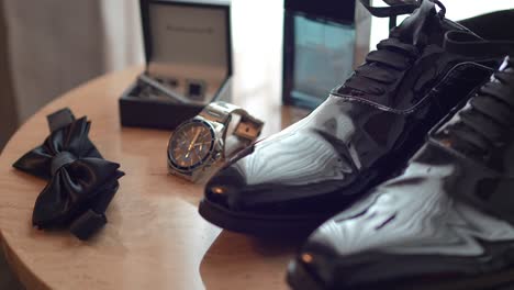 los zapatos de la boda del novio