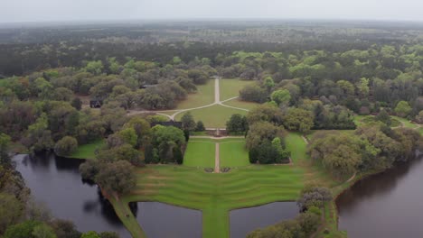 Toma-Aérea-De-Primer-Plano-Descendente-De-La-Histórica-Plantación-De-Middleton-Place-En-Las-Tierras-Bajas-De-Carolina-Del-Sur