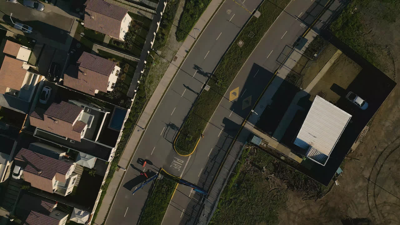 Strade e case municipali di Padre Hurtado a Santiago del Cile.