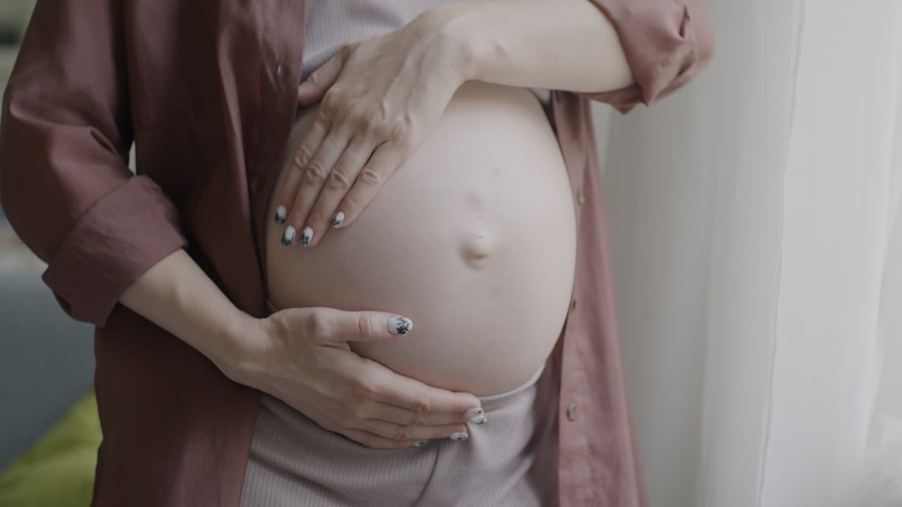 mujer embarazada sosteniendo su vientre