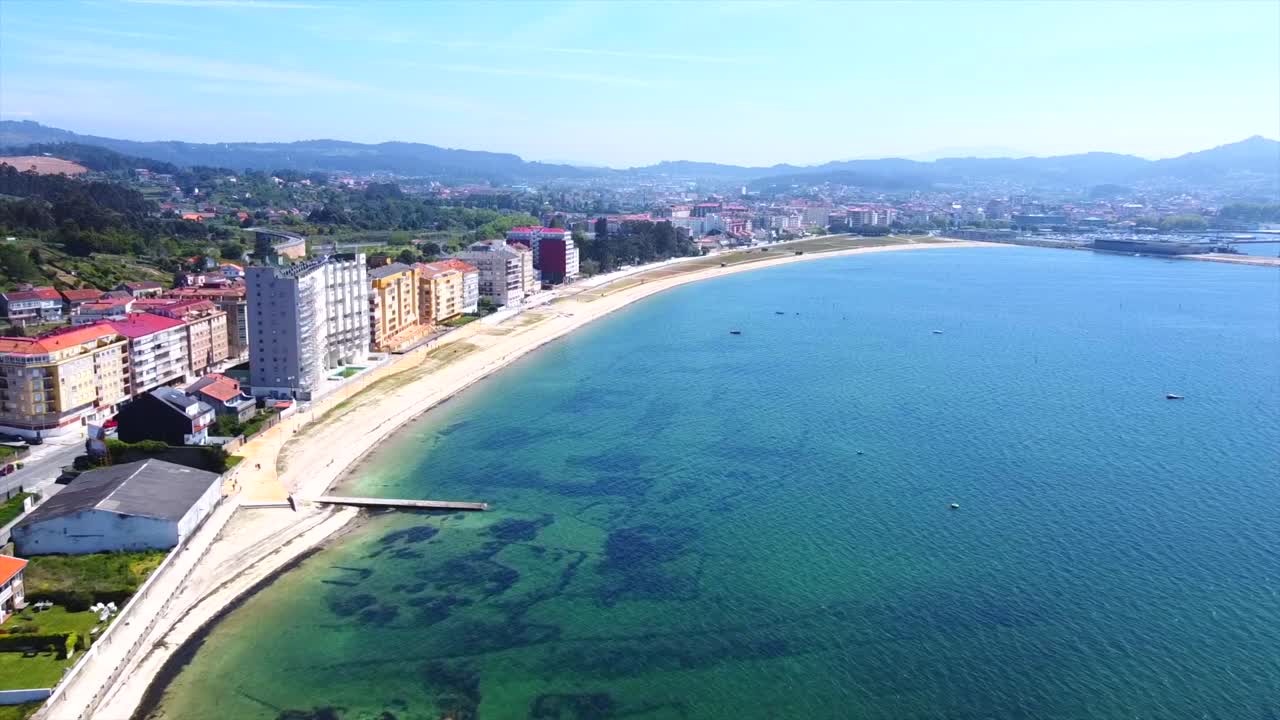 Vista aerea della spiaggia "La Concha" a Villagarcia de Arosa.