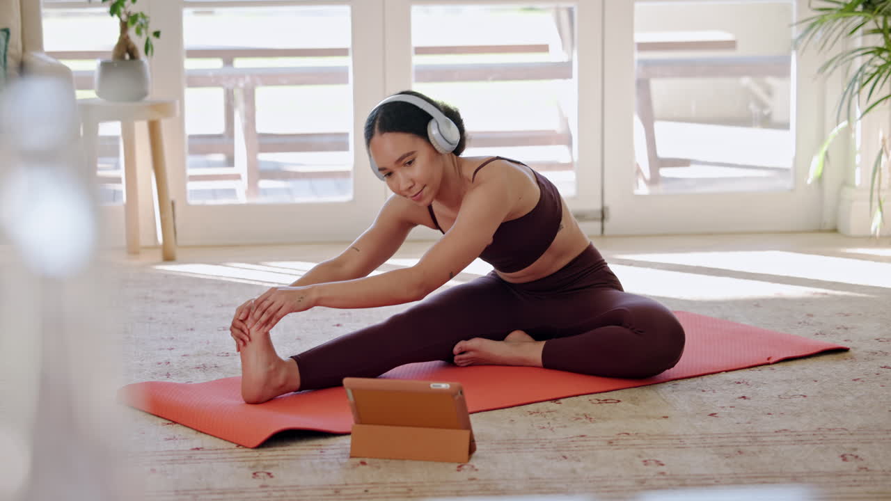 mujer, yoga y estiramiento con auriculares