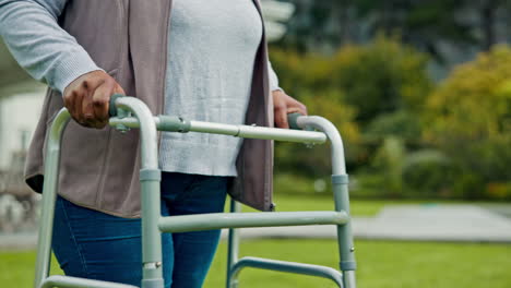 manos, senior con caminante y jubilación