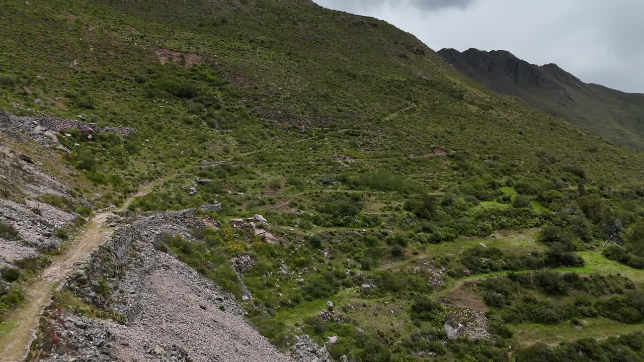 vista aérea de drones de la ciudad inca de ollantaytambo en las montañas de perú y las ruinas incas