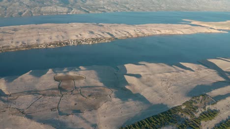 El-Impresionante-Paisaje-Adriático-De-Croacia-Con-Agua-Que-Rodea-Las-Islas---Toma-Aérea