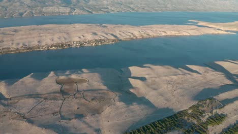 el impresionante paisaje adriático de croacia con agua que rodea las islas - toma aérea
