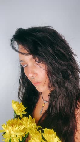 mujer con flores amarillas