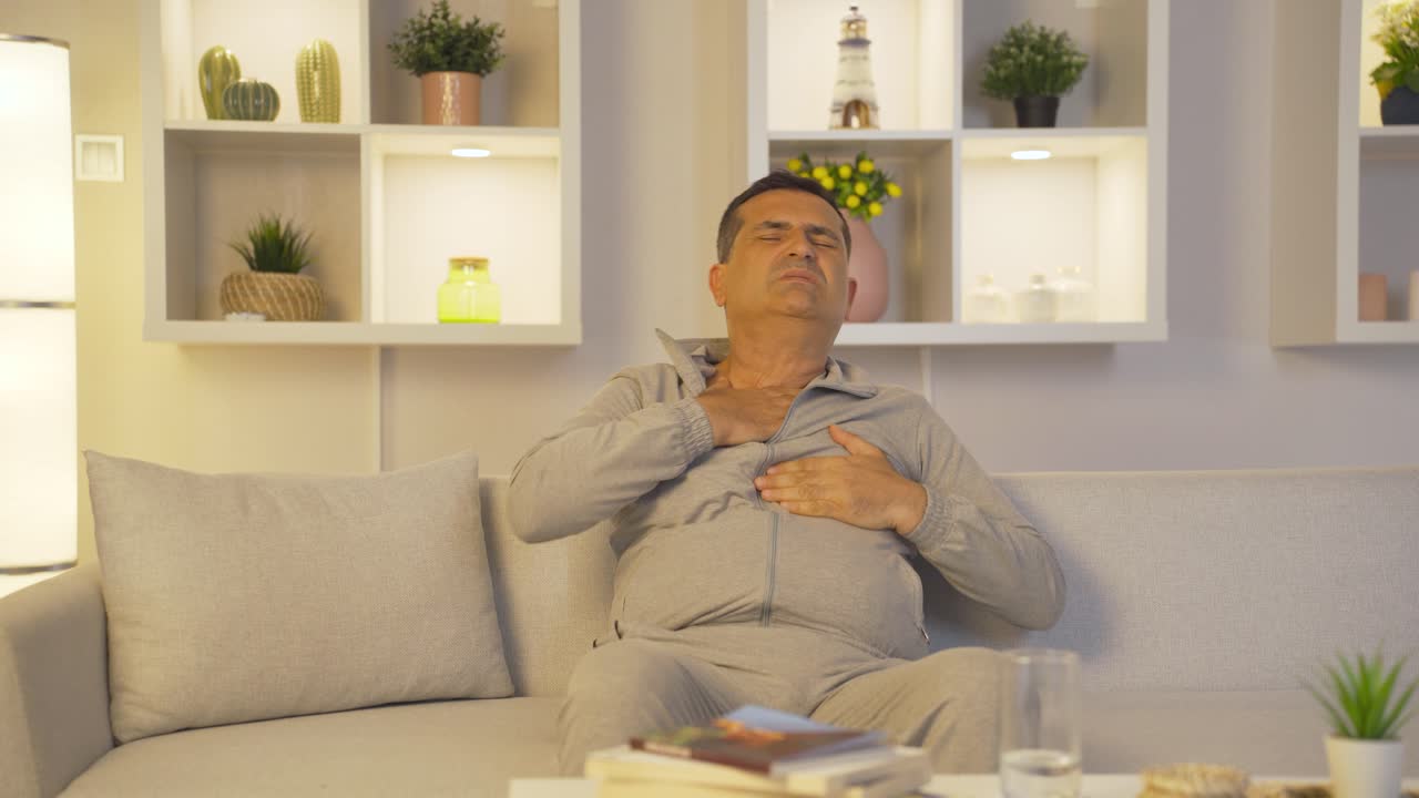 hombre con dolor en el pecho.