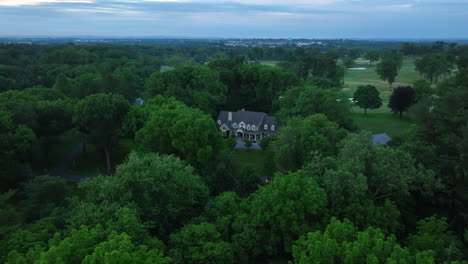 Vista-Aérea-De-Una-Finca-En-Una-Gran-Parcela-De-Tierra-Cerca-De-Un-Club-De-Campo