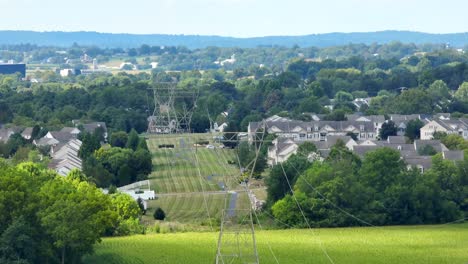 líneas eléctricas en los suburbios
