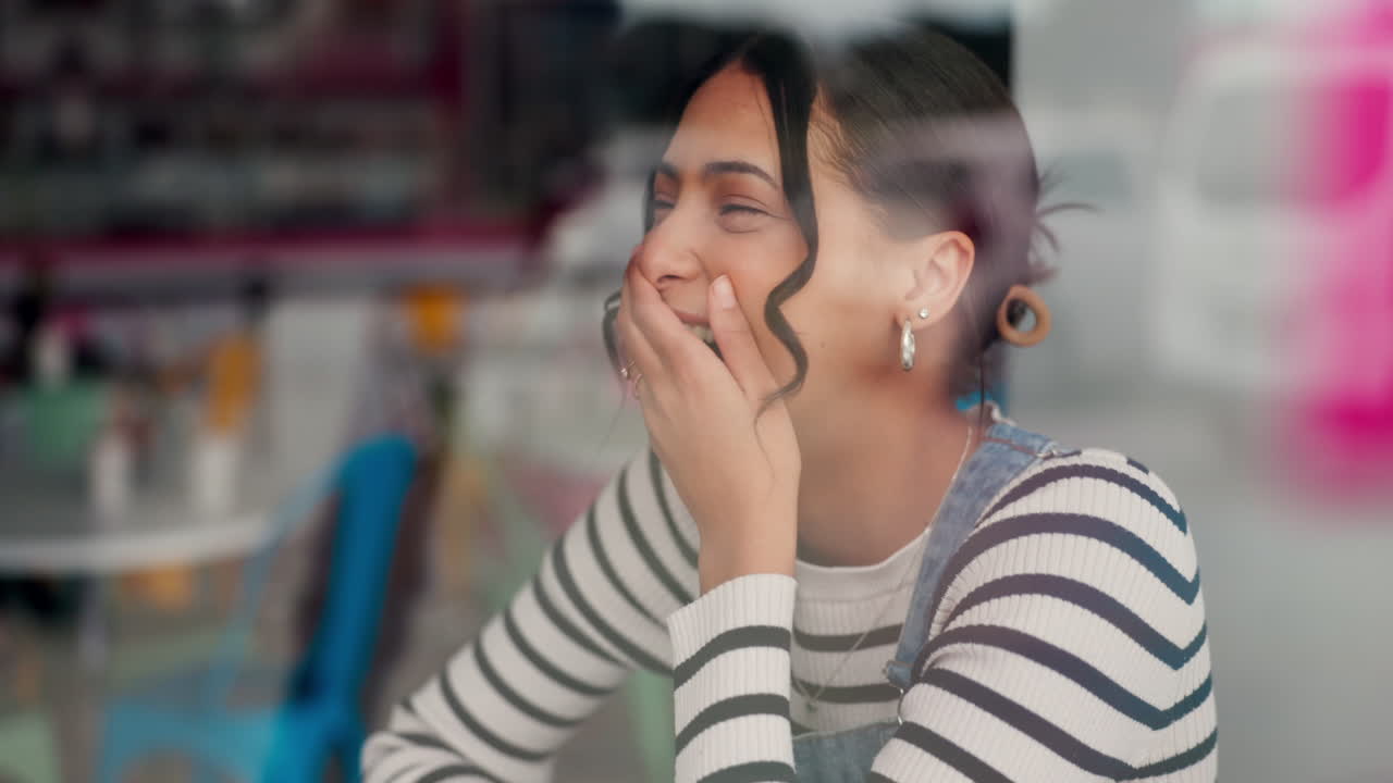 risa, conversación y mujer en una cafetería