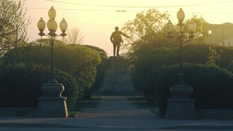 monumento del parque al atardecer