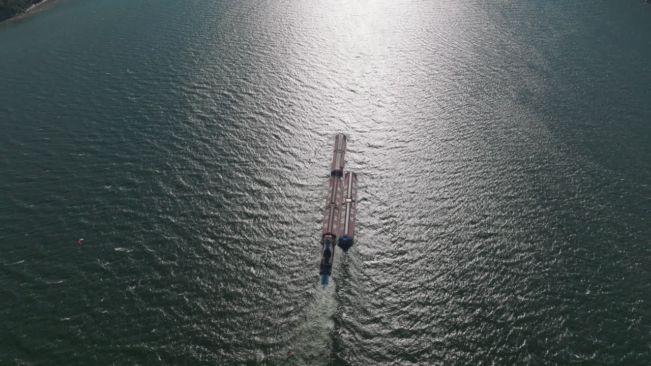 Veduta aerea da drone di una chiatta che naviga lungo la Gola del fiume Columbia-6.