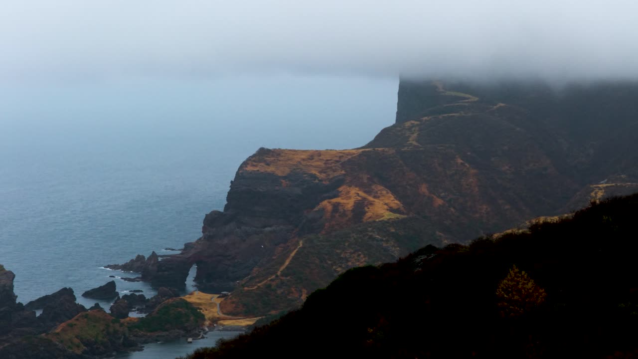 Nuvole basse sulla costa di Kuniga, costa frastagliata lungo l'arco di Tsutenkyo, Giappone
