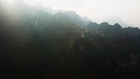 una toma inicial muestra las enormes montañas que hacen que el ma pi leng pase a través de la niebla humeante y los rayos del sol