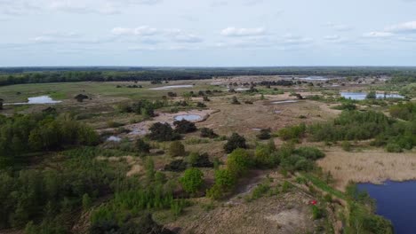 vista aérea panorámica de las mesetas-hageven, paisaje de reserva natural con bosques y estanques