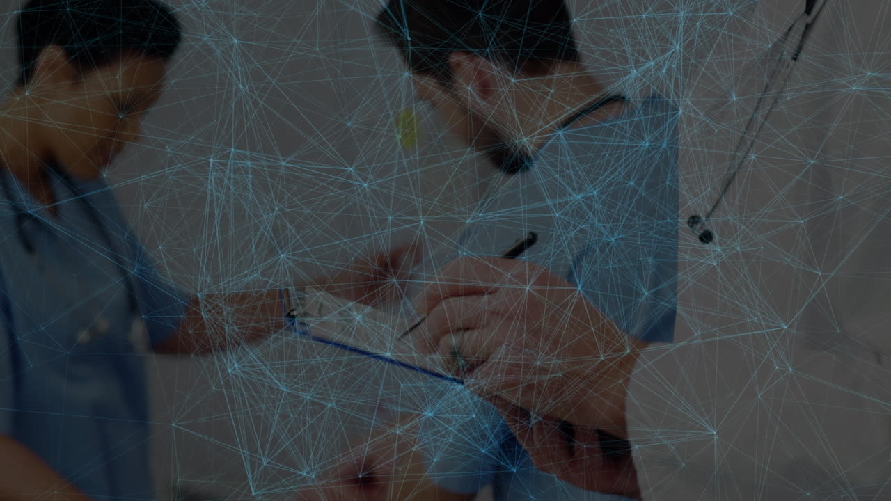 animación de la red de conexiones a través de un médico caucásico que escribe en el clipboard en el hospital