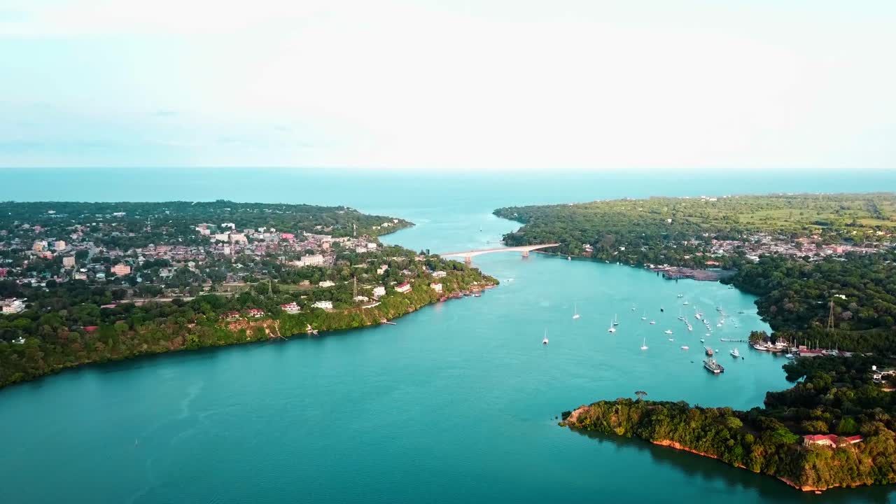 케냐 해안의 킬리피 크릭을 가로지르는 킬리피 다리의 조감도