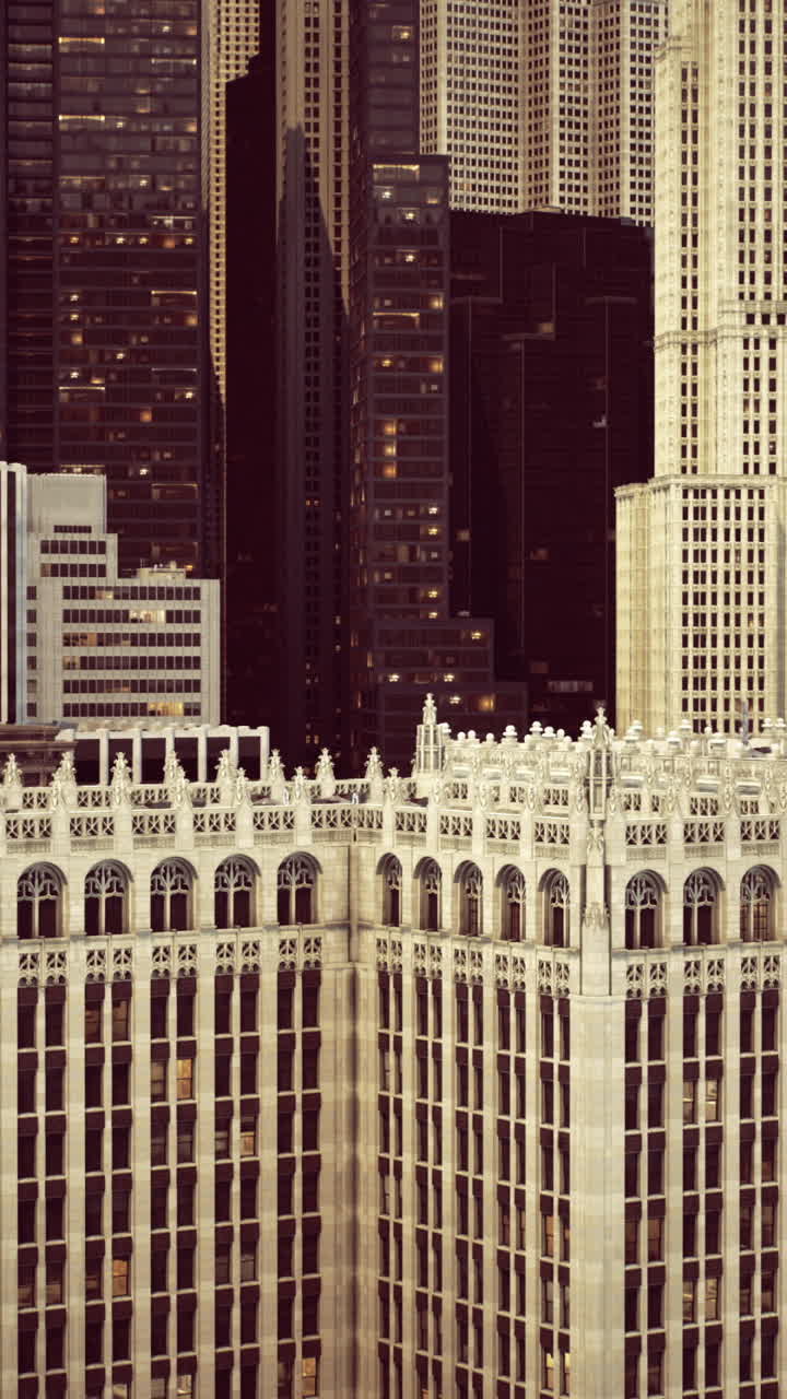 Skyline cittadino che mostra diversi stili architettonici in ambiente urbano