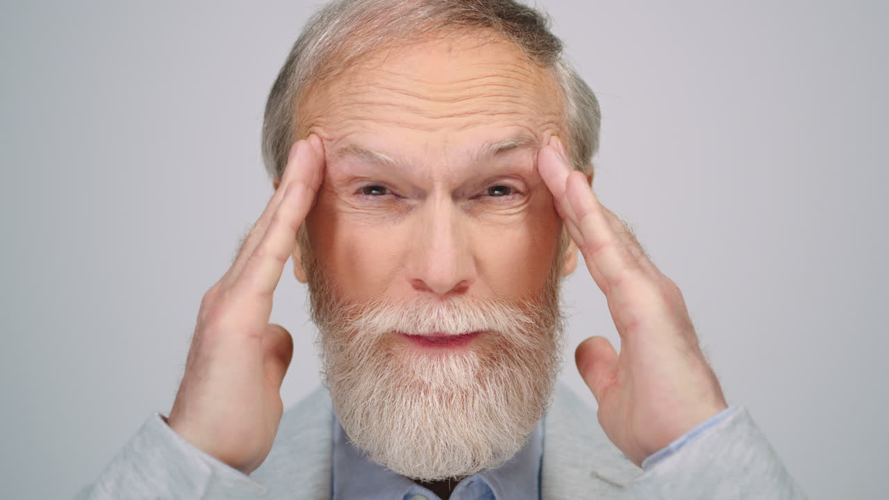 스튜디오에서 생각하는  ⁇ 은이, 실내에서 두통을  ⁇ 는 피곤한 신사