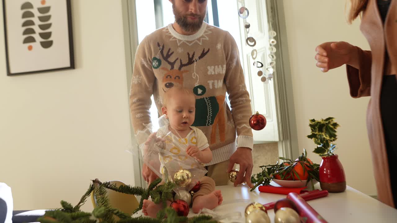 Família decorando para o Natal