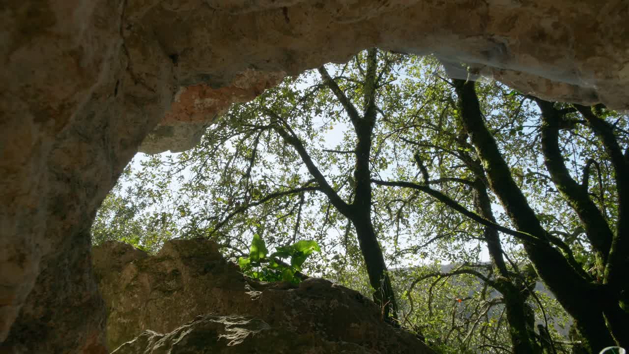 pico de colina rocosa con árboles y cielo azul en la campaña, dordogne, francia