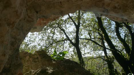 Felsiger-Hügelgipfel-Mit-Bäumen-Und-Blauem-Himmel-In-Campagne,-Dordogne,-Frankreich