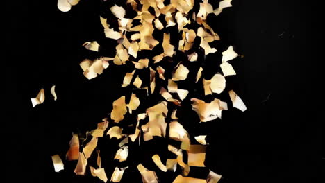 confeti dorado cayendo sobre un fondo negro