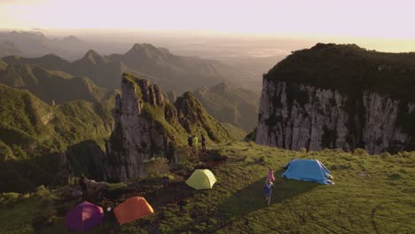 cañones con camping y amanecer