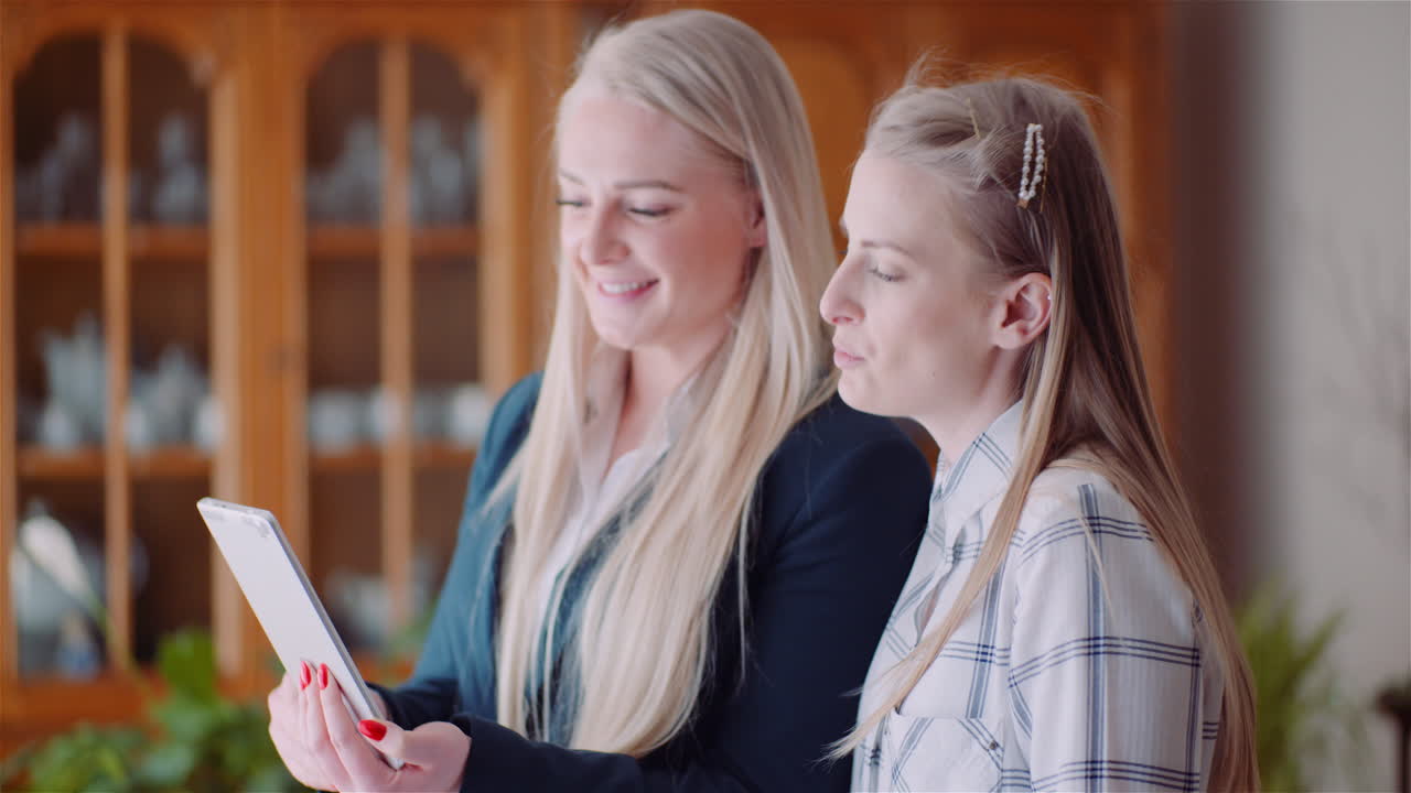 사무실에서 비즈니스 전략을 논의하는 여성 동료