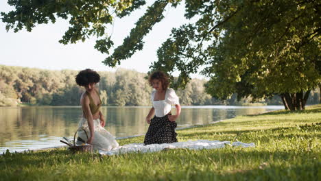 Paar-Beim-Picknick-Im-Park