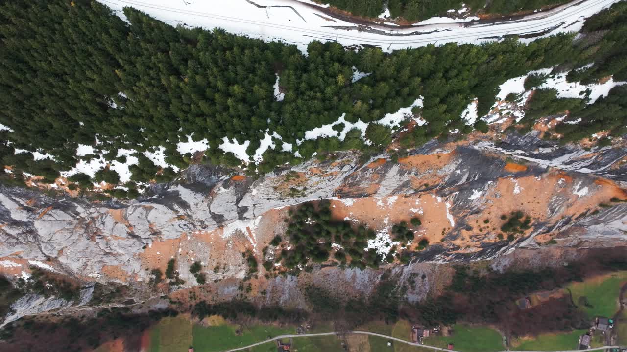 스위스의 가파른 수직 산벽 협곡 위로 공중으로 올라갑니다.
