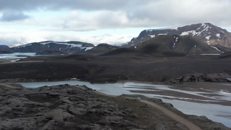 Increíble-Vista-Aérea-Del-Paisaje-Natural-De-Islandia.-Atracción-Turística-Popular.-Famoso-Destino-De-Viaje.-Vista-De-Drones-Del-Impresionante-Panorama-Del-Paisaje-Lunar-De-Las-Tierras-Altas-Islandesas