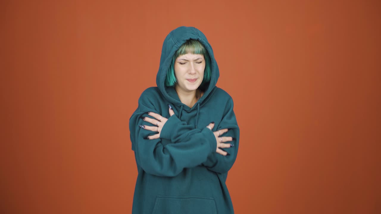 차갑고 떨리는 젊은 여성.