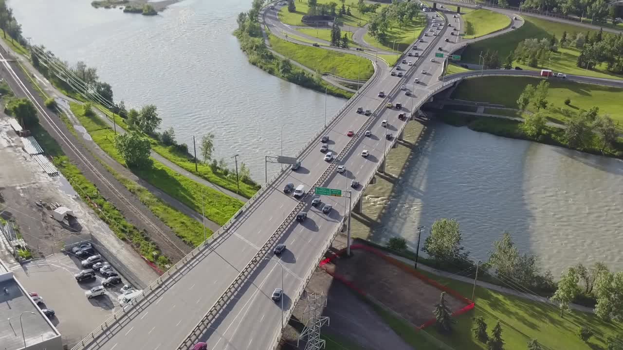 이 6차선 다리를 건너는 차량 통행량