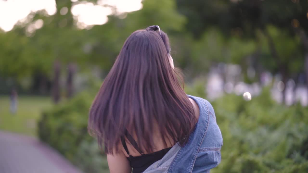 공원에서 산책하는 소녀