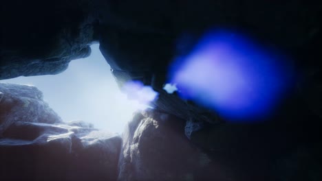 luz del sol dentro de una cueva misteriosa